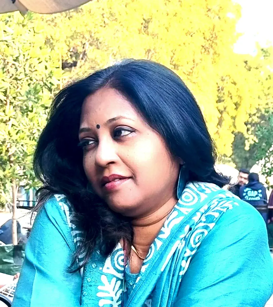 Portrait of Dr. Shanta M. Sarvaiya, bronze sculptor, outdoors